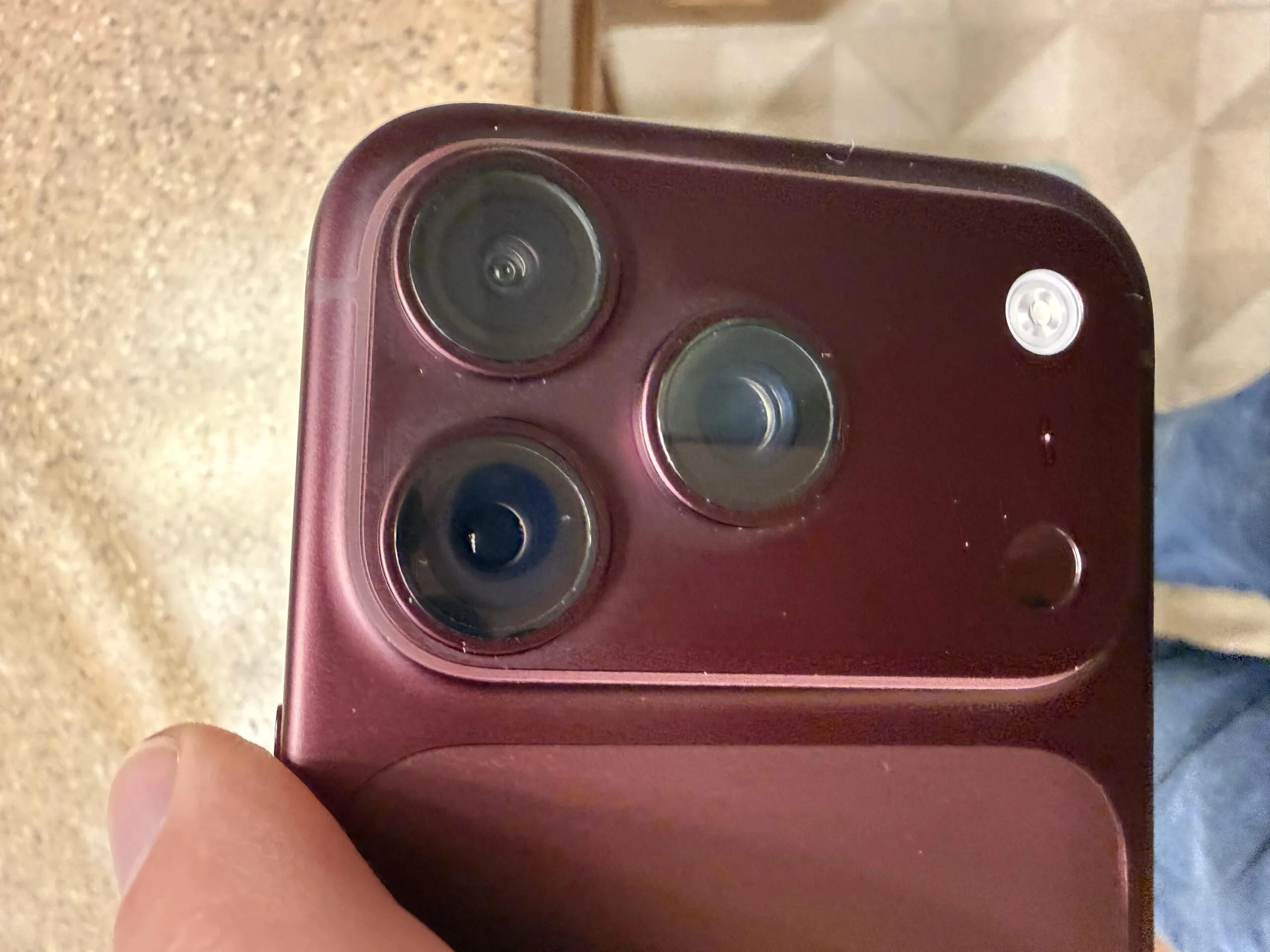 Użytkownicy iPhone 18 Pro (Burgundowy) zgłaszają dziwne przebarwienia wokół aparatu